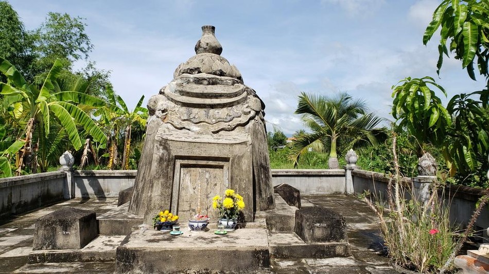 Tháp Tổ khai sơn được đặt trong khuôn viên chùa Phước Long Tháp Tổ khai sơn được đặt trong khuôn viên chùa Phước Long