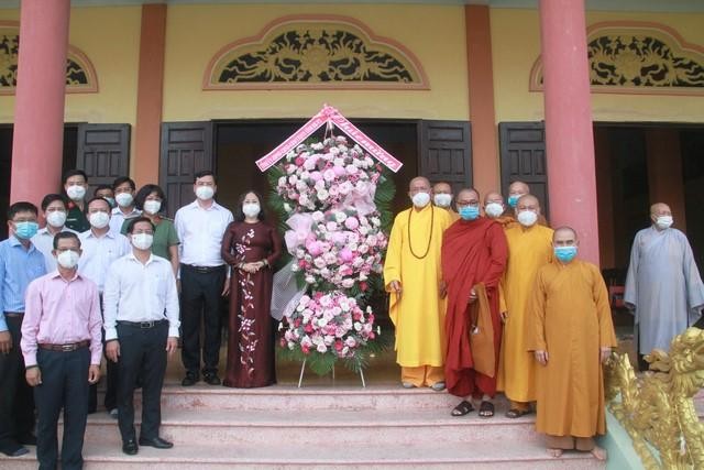 Đoàn lãnh đạo tỉnh Bà Rịa - Vũng Tàu thăm, thăm hoa, quà chúc mừng Kỷ niệm 40 năm thành lập GHPGVN tại Vạn Phật Quang - Đại Tòng Lâm tự