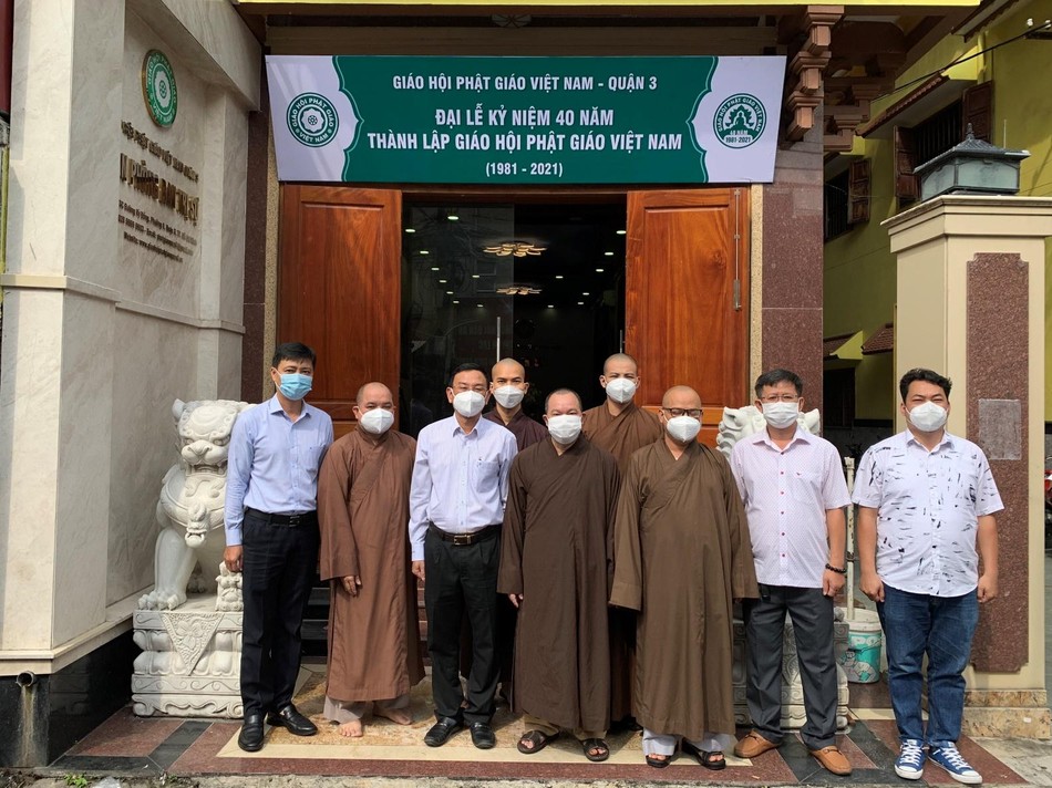 Chư tôn đức và phái đoàn chụp ảnh lưu niệm trước Văn phòng Ban Trị sự GHPGVN quận 3 Chư tôn đức và phái đoàn chụp ảnh lưu niệm trước Văn phòng Ban Trị sự GHPGVN quận 3