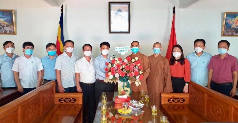 Lãnh đạo huyện Đức Thọ tặng hoa chúc mừng Kỷ niệm 40 năm thành lập GHPGVN Lãnh đạo huyện Đức Thọ tặng hoa chúc mừng Kỷ niệm 40 năm thành lập GHPGVN