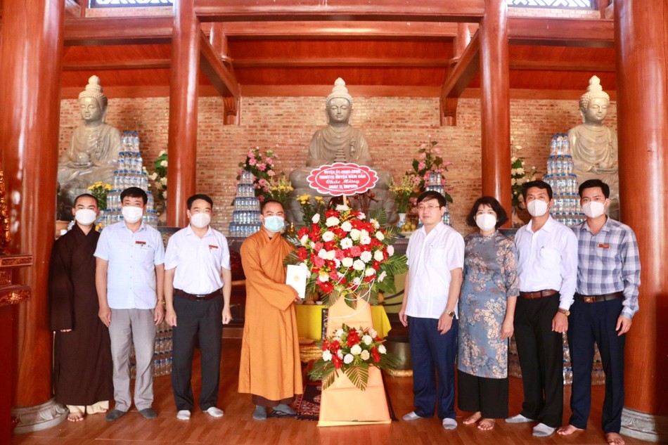 Đoàn lãnh đạo huyện Nam Đàn tặng hoa chúc mừng Kỷ niệm 40 năm thành lập GHPGVN Đoàn lãnh đạo huyện Nam Đàn tặng hoa chúc mừng Kỷ niệm 40 năm thành lập GHPGVN