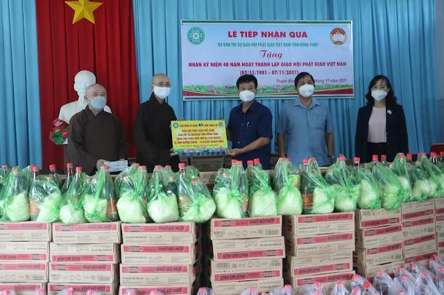 Đại diện lãnh đạo chính quyền huyện Thanh Bình tiếp nhận quà từ Ban Trị sự Phật giáo tỉnh Đồng Tháp Đại diện lãnh đạo chính quyền huyện Thanh Bình tiếp nhận quà từ Ban Trị sự Phật giáo tỉnh Đồng Tháp