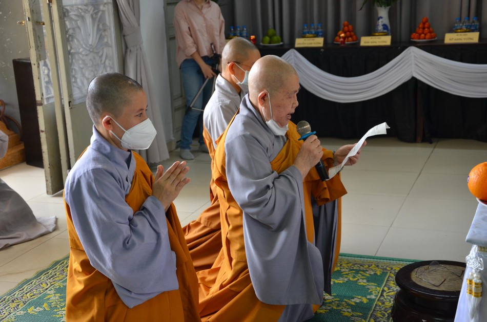 Ni trưởng Thích nữ Từ Nhẫn dâng lời tác bạch cúng dường Ni trưởng Thích nữ Từ Nhẫn dâng lời tác bạch cúng dường