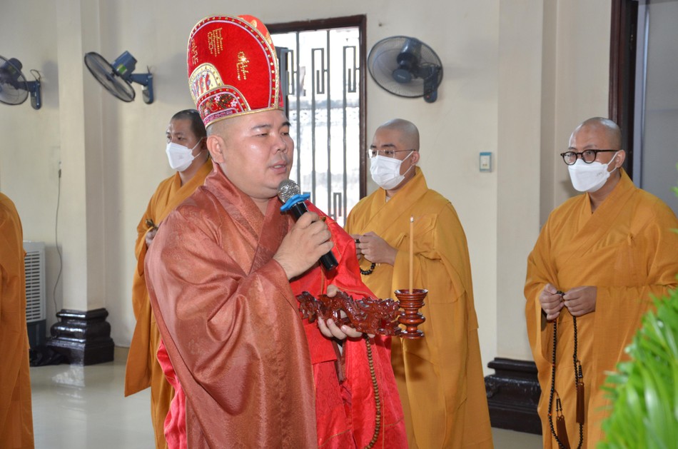 Đại đức Thích Bửu Đăng niêm hương bạch Phật Đại đức Thích Bửu Đăng niêm hương bạch Phật