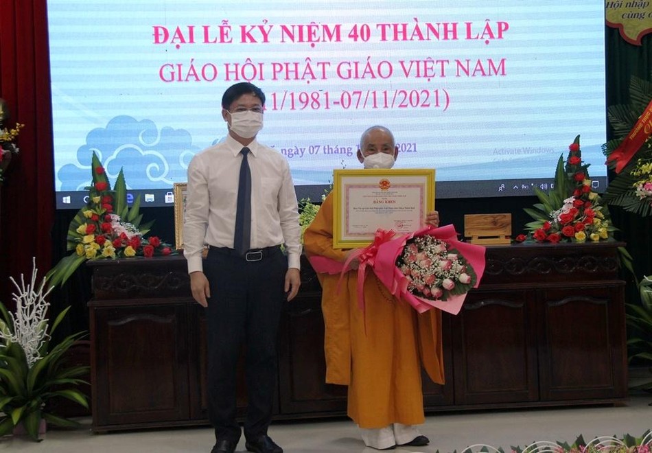 Ông Nguyễn Thanh Bình, Phó Chủ tịch UBND tỉnh Thừa Thiên Huế trao Bằng khen đến Ban Trị sự Phật giáo tỉnh Ông Nguyễn Thanh Bình, Phó Chủ tịch UBND tỉnh Thừa Thiên Huế trao Bằng khen đến Ban Trị sự Phật giáo tỉnh