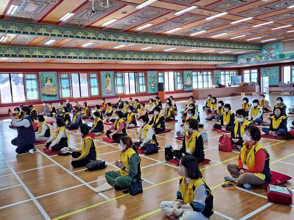 Tại mỗi điểm đến, các Phật tử đều được Hòa thượng trụ trì chia sẻ về những nét văn hóa đặc sắc của Phật giáo Hàn Quốc nói riêng và đạo Phật nói chung Tại mỗi điểm đến, các Phật tử đều được Hòa thượng trụ trì chia sẻ về những nét văn hóa đặc sắc của Phật giáo Hàn Quốc nói riêng và đạo Phật nói chung