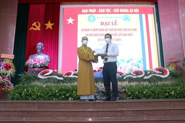 Ông Nguyễn Phúc Linh, Quyền Chủ tịch Ủy ban MTTQVN tỉnh Bến Tre đón nhận số tiền mặt 50 triệu đồng do Hòa thượng Thích Nhựt Tấn thay mặt Ban Trị sự Phật giáo tỉnh Bến Tre trao tặng Ông Nguyễn Phúc Linh, Quyền Chủ tịch Ủy ban MTTQVN tỉnh Bến Tre đón nhận số tiền mặt 50 triệu đồng do Hòa thượng Thích Nhựt Tấn thay mặt Ban Trị sự Phật giáo tỉnh Bến Tre trao tặng