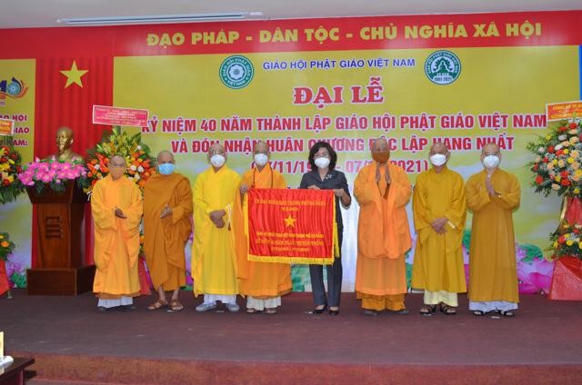 Bà Nguyễn Thị Kim Yến trao cờ kỷ niệm 40 năm ngày truyền thống đến Ban Trị sự Phật giáo TP.Đà Nẵng Bà Nguyễn Thị Kim Yến trao cờ kỷ niệm 40 năm ngày truyền thống đến Ban Trị sự Phật giáo TP.Đà Nẵng