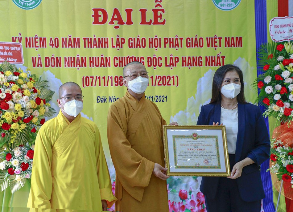 Phó Chủ tịch UBND tỉnh Tôn Thị Ngọc Hạnh trao Bằng khen đến Thượng tọa Thích Quảng Tuấn Phó Chủ tịch UBND tỉnh Tôn Thị Ngọc Hạnh trao Bằng khen đến Thượng tọa Thích Quảng Tuấn