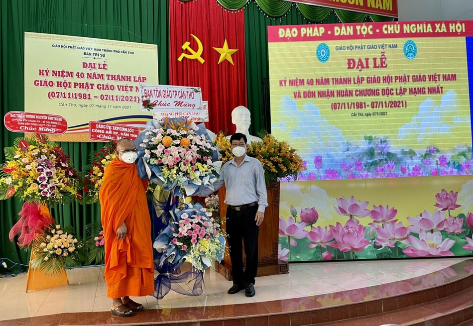 Ban Tôn giáo TP.Cần Thơ tặng hoa chúc mừng