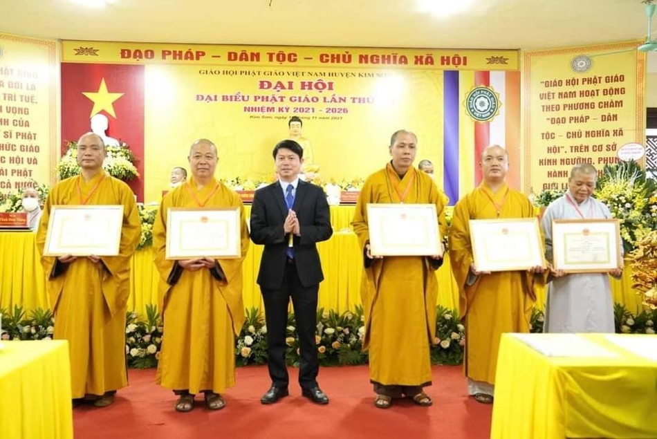 Trao Bằng khen, Giấy khen cho tập thể, cá nhân xuất sắc trong nhiệm kỳ 2016-2021