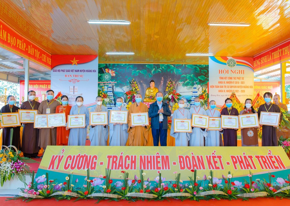 Đại diện lãnh đạo huyện tặng Giấy khen cho các tập thể, cá nhân xuất sắc Đại diện lãnh đạo huyện tặng Giấy khen cho các tập thể, cá nhân xuất sắc