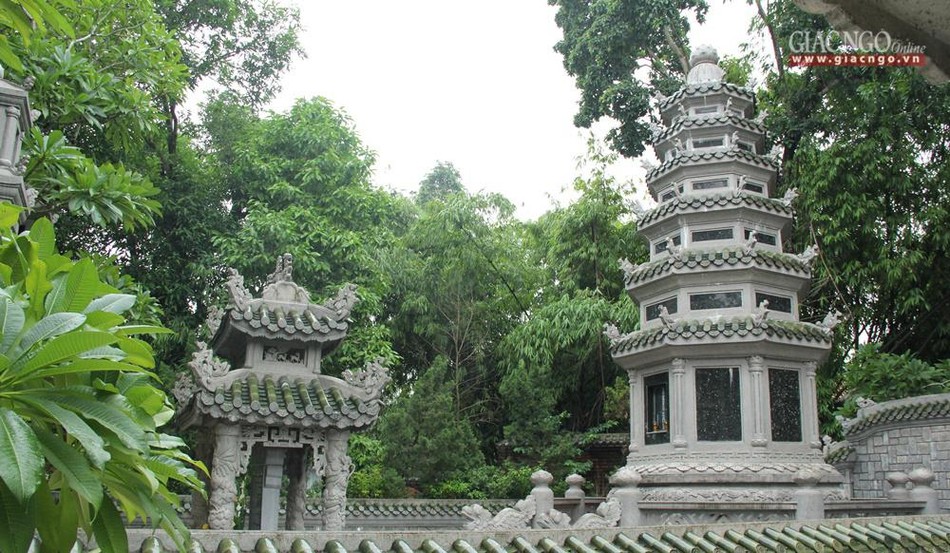 Bảo tháp cố Trưởng lão Hòa thượng trong khuôn viên tổ đình Tường Vân Bảo tháp cố Trưởng lão Hòa thượng trong khuôn viên tổ đình Tường Vân