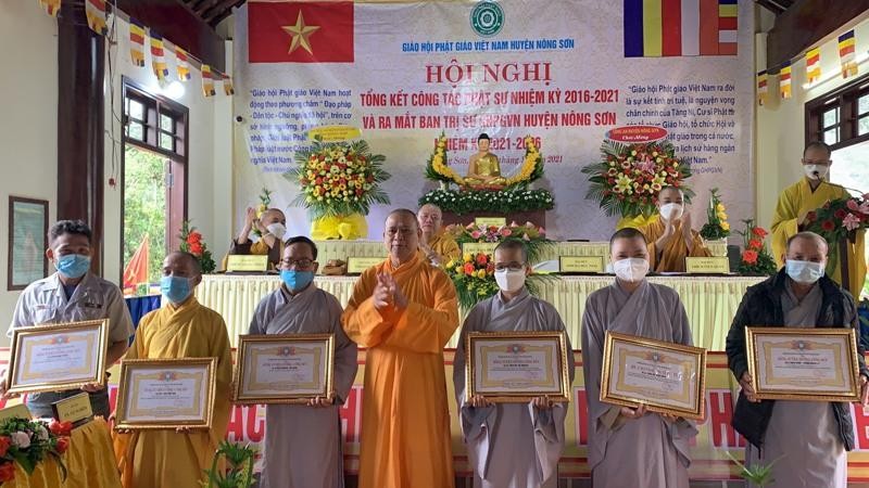 Tập thể, cá nhân tiêu biểu nhận Bằng tuyên dương công đức