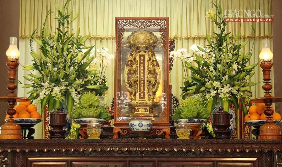 Hương án Trưởng lão Hòa thượng tại thiền thất Hương án Trưởng lão Hòa thượng tại thiền thất