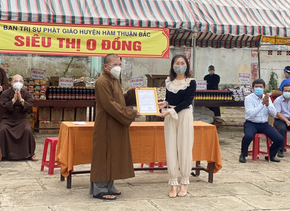 Bà Phan Thị Vi Vân, Phó Chủ tịch Ủy ban MTTQVN tỉnh Bình Thuận trao thư cảm ơn đến Ban Trị sự Phật giáo huyện Hàm Thuận Bắc Bà Phan Thị Vi Vân, Phó Chủ tịch Ủy ban MTTQVN tỉnh Bình Thuận trao thư cảm ơn đến Ban Trị sự Phật giáo huyện Hàm Thuận Bắc