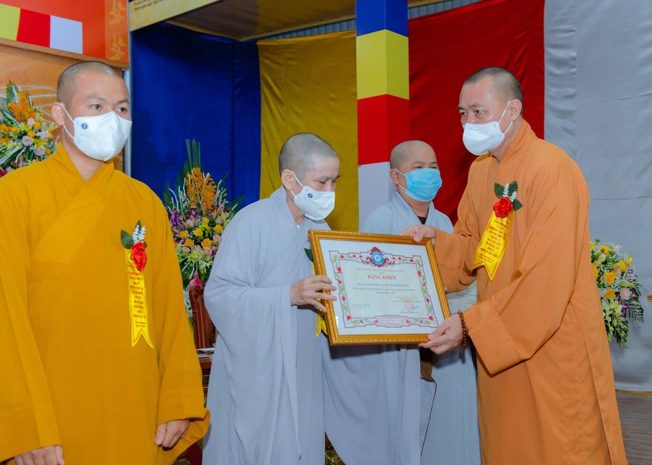 Thượng tọa Thích Tâm Đức trao Bằng tuyên dương công đức cho các tập thể và cá nhân xuát sắc Thượng tọa Thích Tâm Đức trao Bằng tuyên dương công đức cho các tập thể và cá nhân xuát sắc