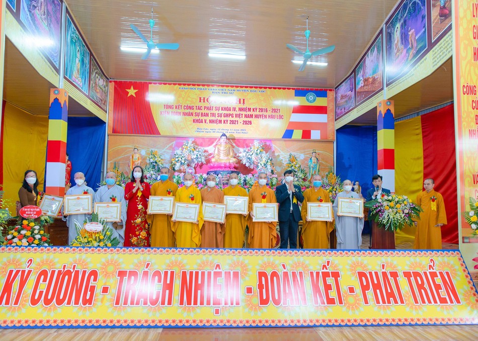 Đại diện lãnh đạo chính quyền trao Giấy khen cho các tập thể và cá nhân tiêu biểu Đại diện lãnh đạo chính quyền trao Giấy khen cho các tập thể và cá nhân tiêu biểu