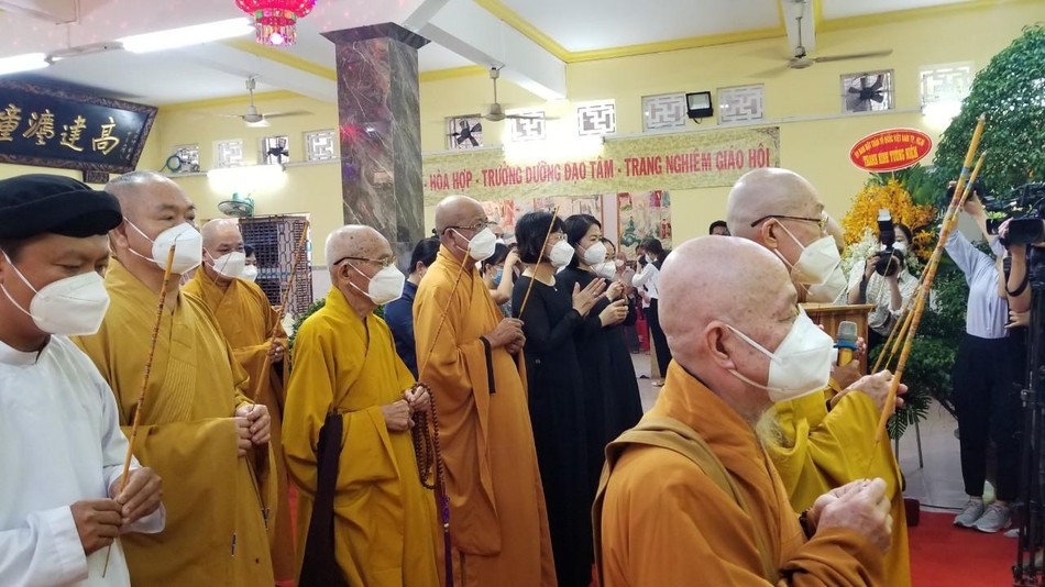 Chư tôn đức dâng hương cầu nguyện cho các hương linh Chư tôn đức dâng hương cầu nguyện cho các hương linh