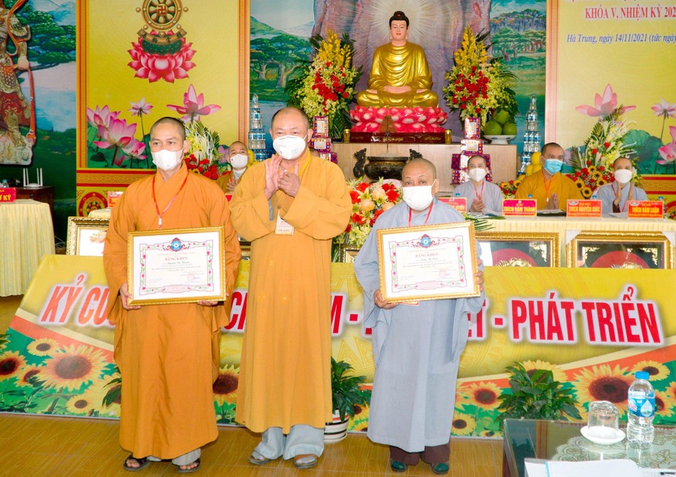 Ban Trị sự Phật giáo tỉnh Thanh Hóa trao Bằng tuyên dương công đức cho các cá nhân tiêu biểu Ban Trị sự Phật giáo tỉnh Thanh Hóa trao Bằng tuyên dương công đức cho các cá nhân tiêu biểu