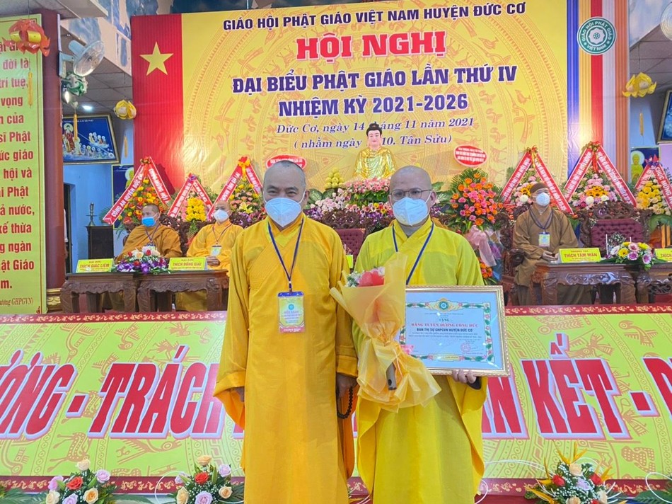 Tặng Bằng tuyên dương công đức Tặng Bằng tuyên dương công đức