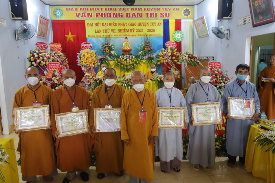 Tập thể, cá nhân nhận Bằng tuyên dương công đức Tập thể, cá nhân nhận Bằng tuyên dương công đức