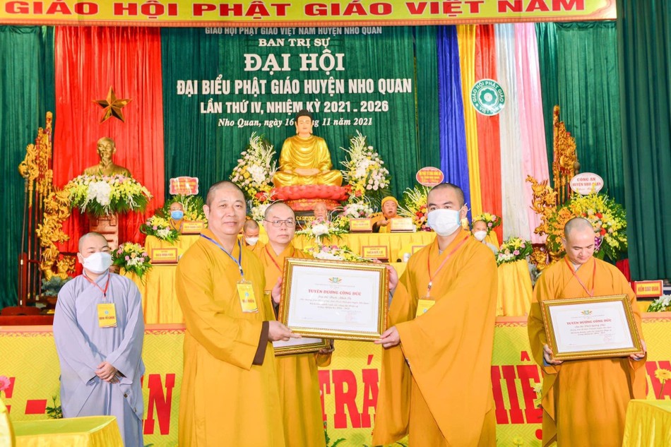 Thượng tọa Thích Thọ Lạc trao Bằng tuyên dương công đức cho các cá nhân xuất sắc - Ảnh: Chùa Hồng Ân Thượng tọa Thích Thọ Lạc trao Bằng tuyên dương công đức cho các cá nhân xuất sắc - Ảnh: Chùa Hồng Ân