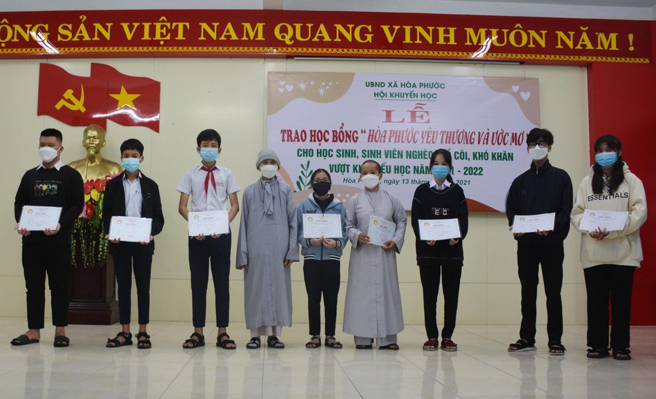 Chư Ni chùa Hòa Phước trao học bổng “Hòa Phước yêu thương và ước mơ” năm học 2021-2022 cho các em học sinh