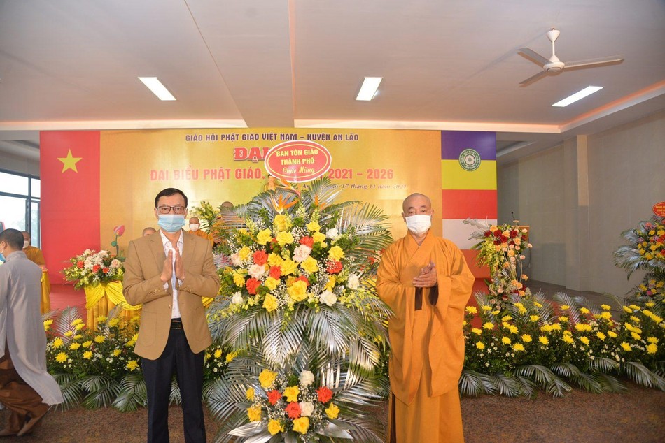 Ban Tôn giáo TP.Hải Phòng tặng hoa chúc mừng Ban Tôn giáo TP.Hải Phòng tặng hoa chúc mừng