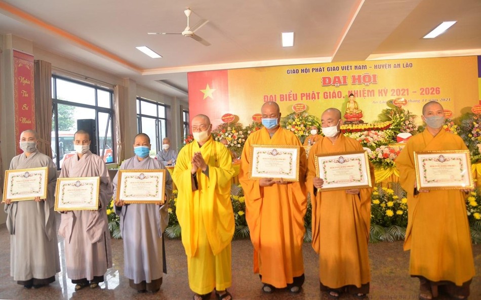 Tập thể, cá nhân nhận Bằng tuyên dương công đức Tập thể, cá nhân nhận Bằng tuyên dương công đức