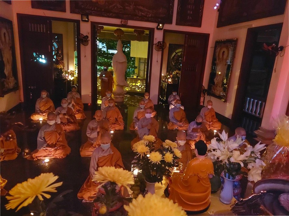 Chư Ni chùa Bảo Vân thắp nến cầu nguyện