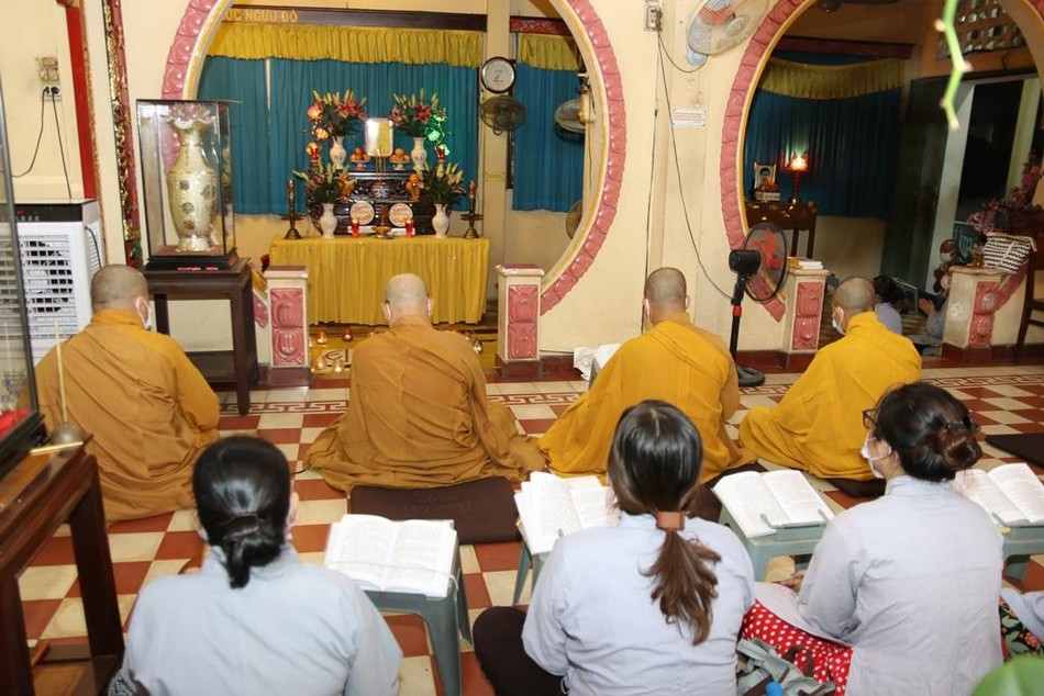 Chư tôn đức cùng các Phật tử tụng thời kinh cầu siêu Chư tôn đức cùng các Phật tử tụng thời kinh cầu siêu