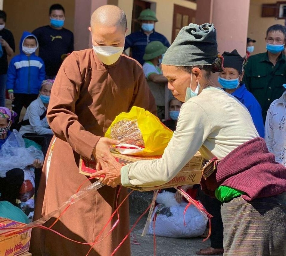 Sư cô Thích Nữ Đàm Ngoan trao quà đến các hộ dân trên địa bàn huyện Quan Hóa Sư cô Thích Nữ Đàm Ngoan trao quà đến các hộ dân trên địa bàn huyện Quan Hóa