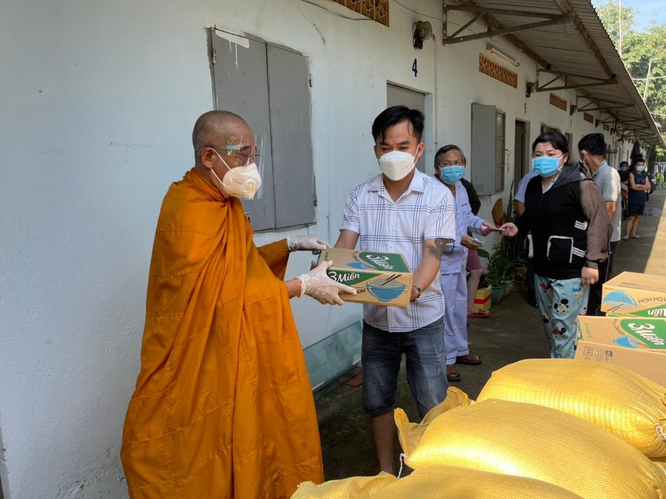 Thượng tọa Minh Lộc tận tay trao quà đến người dân ở huyện Củ Chi, TP.HCM Thượng tọa Minh Lộc tận tay trao quà đến người dân ở huyện Củ Chi, TP.HCM