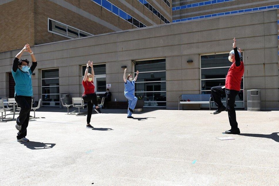 Y tá John Shepard của ICU hướng dẫn các buổi “Yoga in Scrubs” ở khuôn viên bệnh viện Y tá John Shepard của ICU hướng dẫn các buổi “Yoga in Scrubs” ở khuôn viên bệnh viện