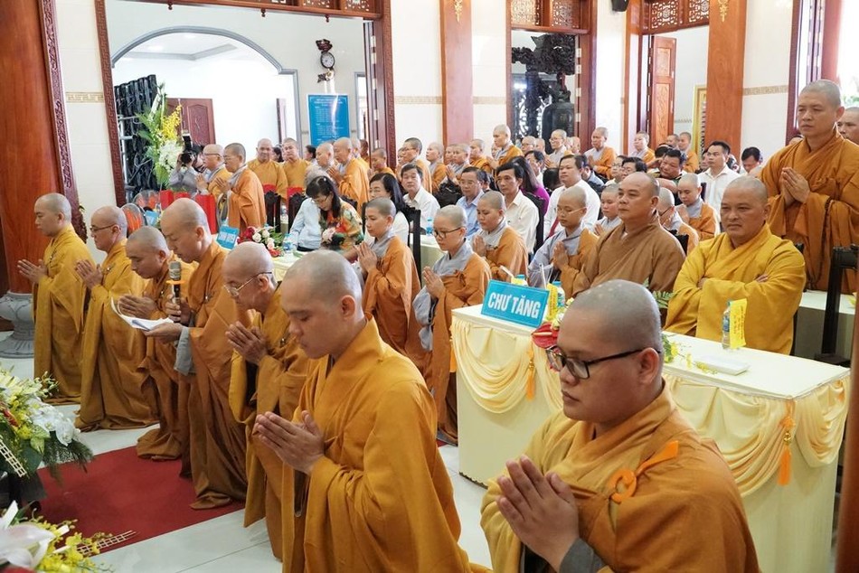 Đại diện Tăng Ni phát nguyện tinh tấn tu học trong lễ khai hạ Phật lịch 2564 (2020)