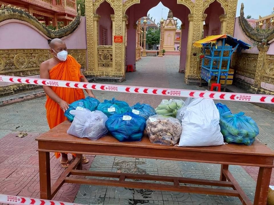 Cúng dường nhu yếu phẩm đến chùa Cà Xăng Cúng dường nhu yếu phẩm đến chùa Cà Xăng