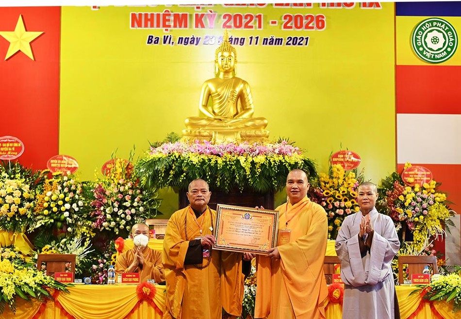 Thượng tọa Thích Minh Tuấn thay mặt Ban Trị sự GHPGVN TP.Hà Nội trao Bằng tuyên dương công đức cho tập thể Ban Trị sự Phật giáo huyện Ba Vì nhiệm kỳ 2016-2021