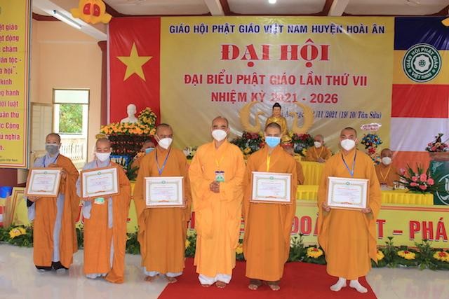 Tập thể, cá nhân tiêu biểu nhận Bằng tuyên dương công đức Tập thể, cá nhân tiêu biểu nhận Bằng tuyên dương công đức