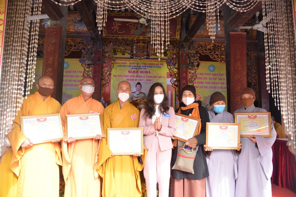 Tập thể, cá nhân tiêu biểu nhận Giấy khen Tập thể, cá nhân tiêu biểu nhận Giấy khen