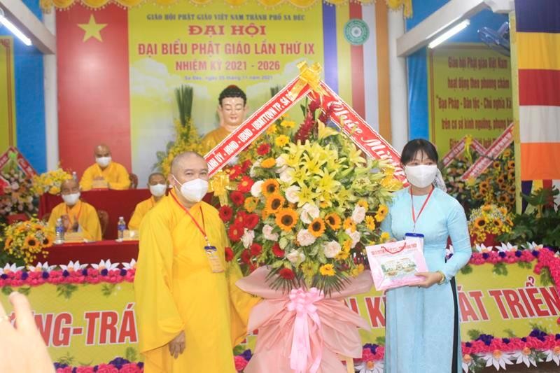 Lãnh đạo TP.Sa Đéc tặng hoa chúc mừng đại hội