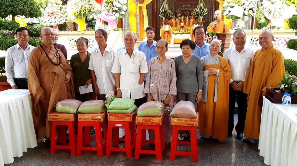 Thượng tọa Thích Thiện Từ, Ni trưởng Thích nữ Như Thảo tặng quà đến gia đình thân nhân các anh hùng liệt sĩ, thương binh, bệnh binh...