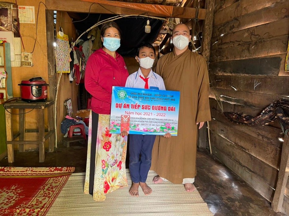 Đại đức Thích Minh Đăng trao phần hỗ trợ tiếp sức đến trường tới học sinh người dân tộc thiểu số