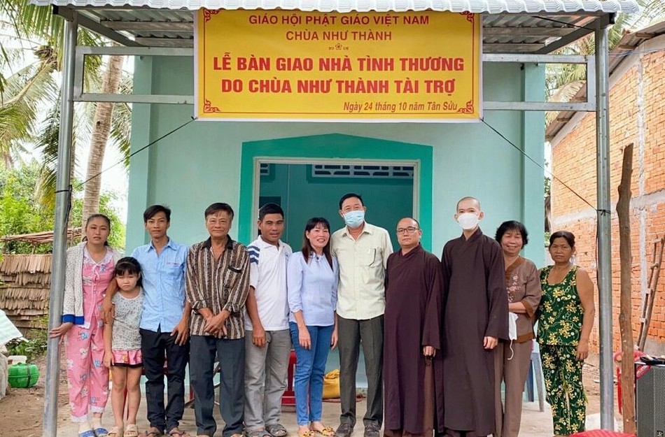 Bàn giao nhà tình thương đến gia đình anh Nguyễn Hoàng Anh tại xã Song Lộc, huyện Châu Thành, tỉnh Trà Vinh Bàn giao nhà tình thương đến gia đình anh Nguyễn Hoàng Anh tại xã Song Lộc, huyện Châu Thành, tỉnh Trà Vinh