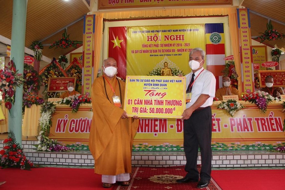 Trao bảng tượng trưng tặng 1 căn nhà tình thương đến đại diện Ủy ban MTTQVN huyện Định Quán Trao bảng tượng trưng tặng 1 căn nhà tình thương đến đại diện Ủy ban MTTQVN huyện Định Quán