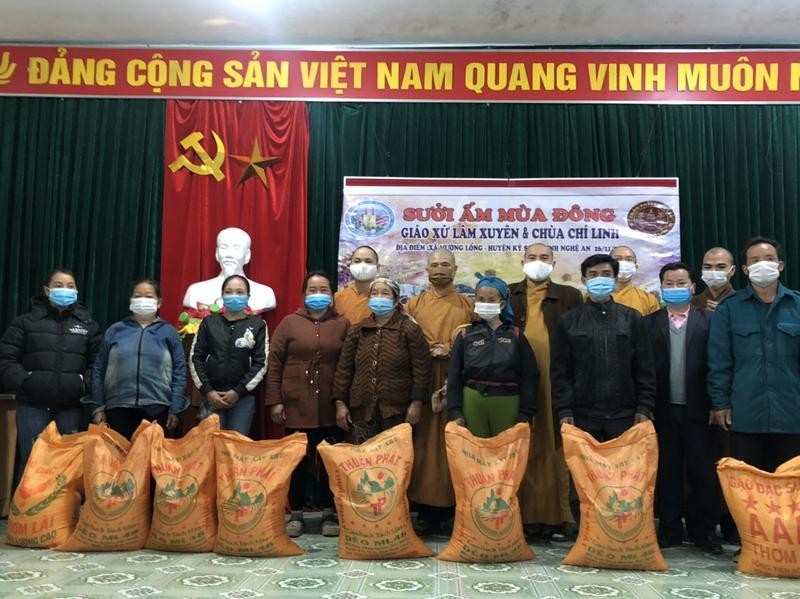 Người dân ở xã Mường Lống nhận quà trong chương trình &quot;Sưởi ấm mùa Đông&quot;