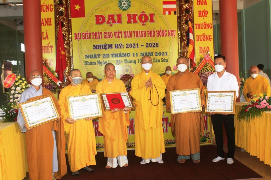 Tập thể, cá nhân nhận Bằng tuyên dương công đức