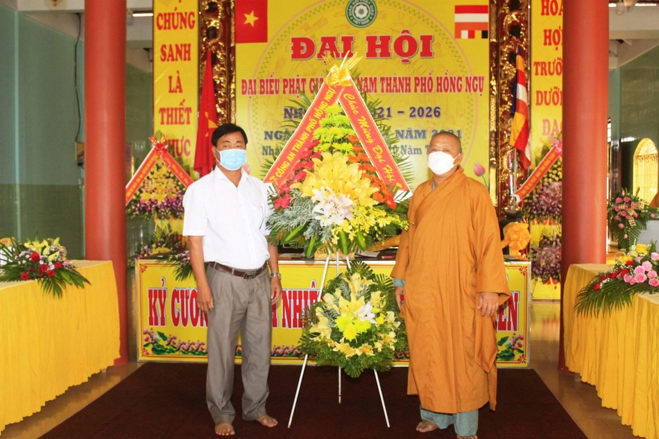 Công an TP.Hồng Ngự tặng hoa chúc mừng đại hội