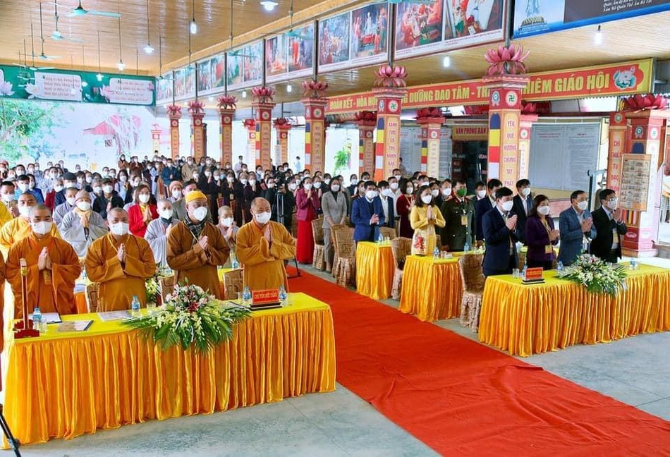 Niệm Phật cầu gia hộ trước khi vào phiên hội nghị chính thức