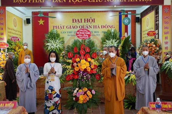 Ban Tôn giáo TP.Hà Nội tặng hoa chúc mừng đại hội